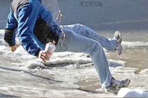 Photo montrant une personne qui glisse sur de la glace et tombe à cause qu'on a pas fait le vidage des gouttières